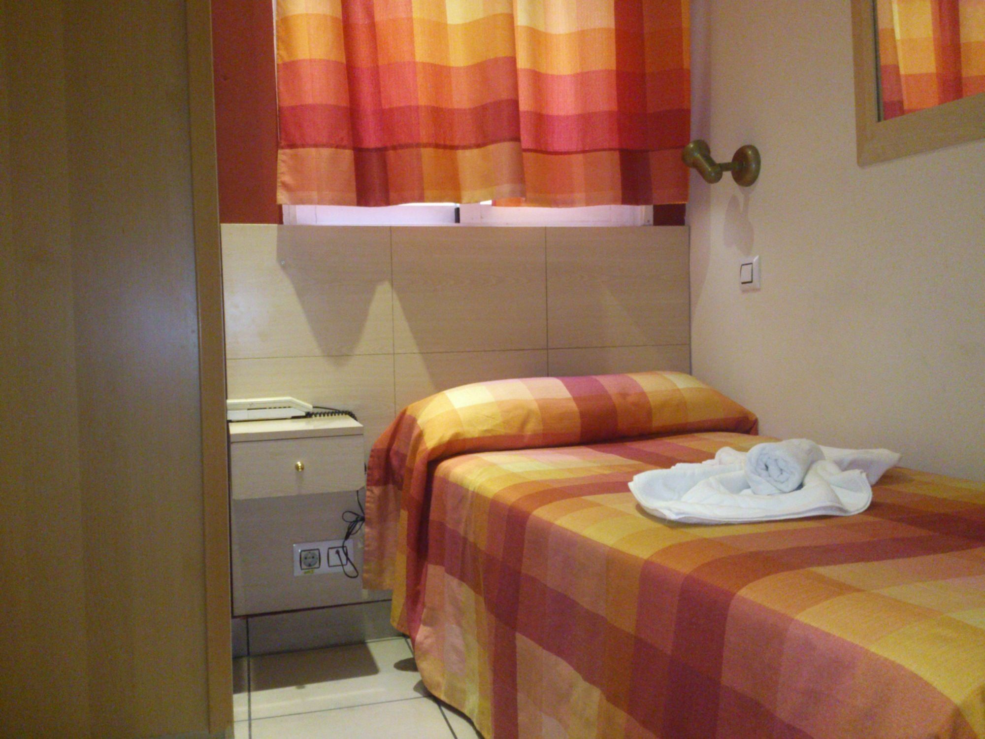 Hostal Inter Plaza Mayor Auto Check In Madrid Eksteriør billede